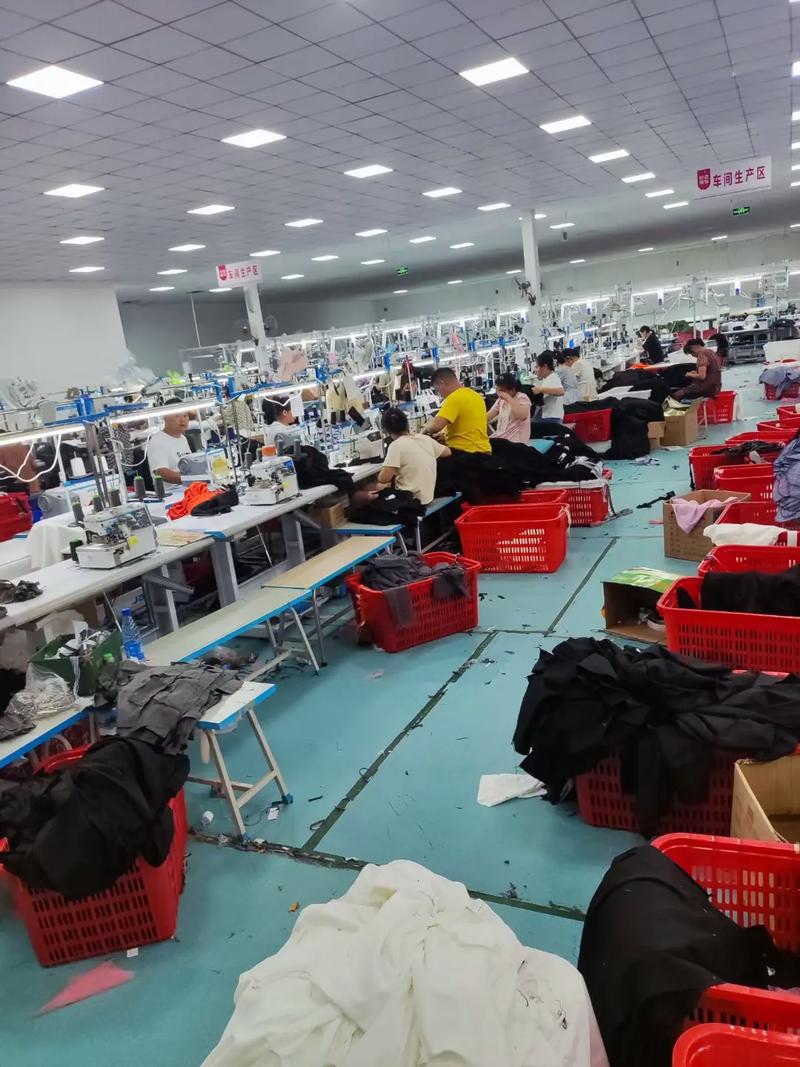 仙桃泓万服饰 自产自销工厂优势，爆款棉衣返单热销